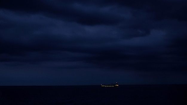 사진 밤 에 하늘 을 배경 으로 한 바다 의 경치