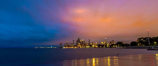 写真 夕暮れの空と海の景色 シカゴシティ