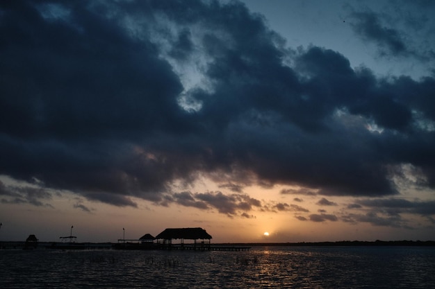 写真 夕暮れ の 空 に 対し て の 海 の 景色