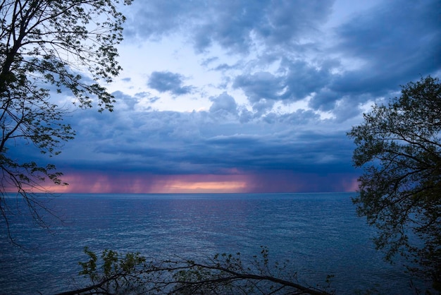 写真 夕暮れ の 空 に 対し て の 海 の 景色