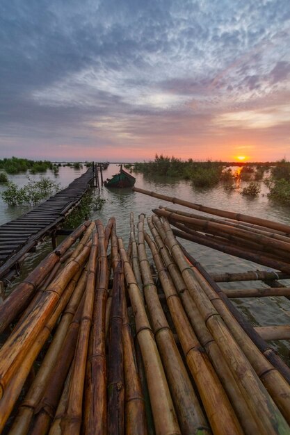 Фото Красивый вид на море на фоне неба во время восхода солнца