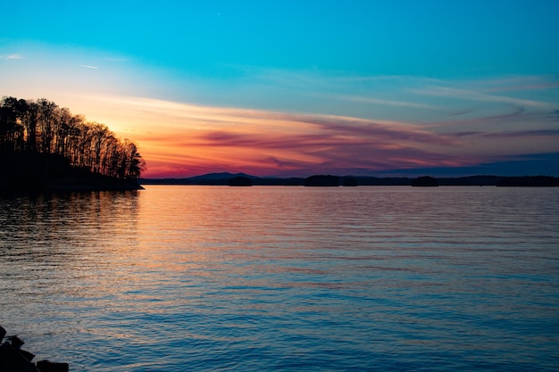 写真 夕暮れ の 時 の 空 に 対し て の 海 の 景色