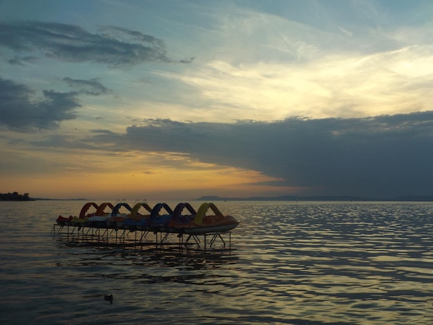 Фото Красивый вид на море на фоне неба во время захода солнца