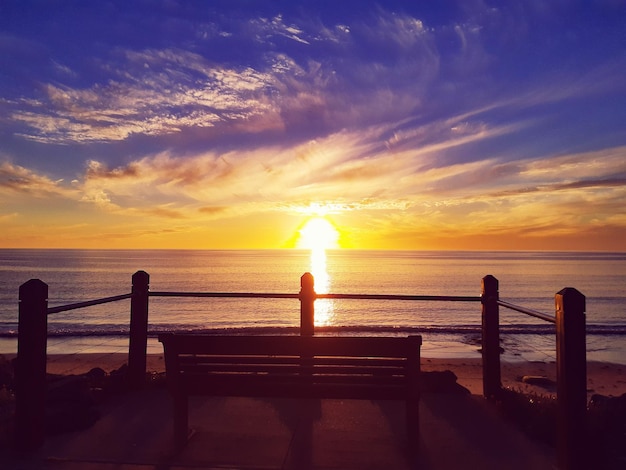 写真 夕暮れ の 時 の 空 に 対し て の 海 の 景色