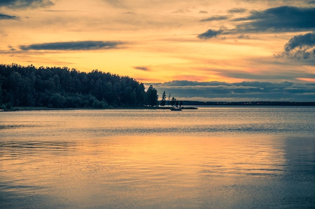 Фото Красивый вид на море на фоне неба во время захода солнца