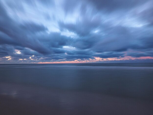 写真 夕暮れ の 時 の 空 に 対する 海 の 景色