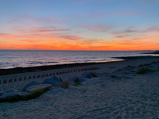 写真 夕暮れの空に照らされた海の景色