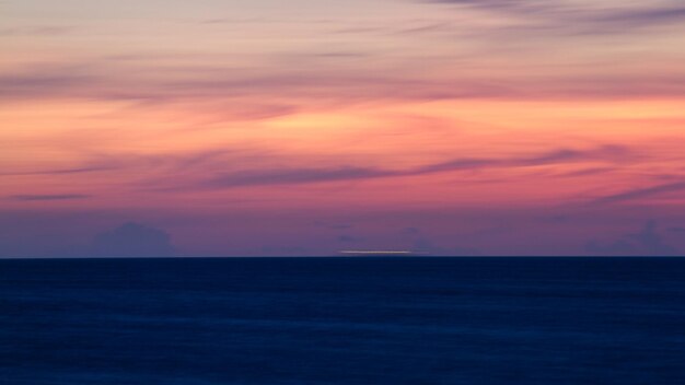 写真 夕暮れ の 時 の 空 に 対し て の 海 の 景色