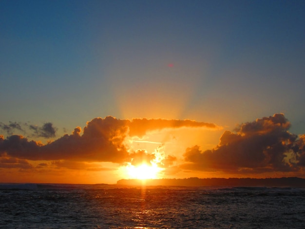 写真 夕暮れ の 時 の 空 に 対し て の 海 の 景色