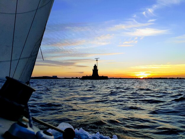 写真 夕暮れ の 時 の 空 に 対し て の 海 の 景色