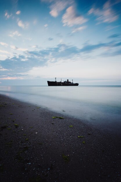 Фото Красивый вид на море на фоне неба во время захода солнца