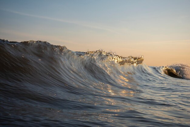 Фото Красивый вид на море на фоне неба во время захода солнца