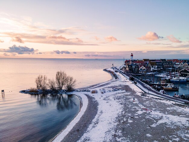 Фото Красивый вид на море на фоне неба во время захода солнца