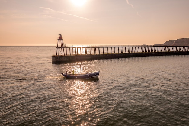 Фото Красивый вид на море на фоне неба во время захода солнца