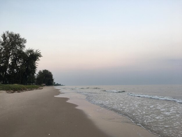 Фото Красивый вид на море на фоне неба во время захода солнца