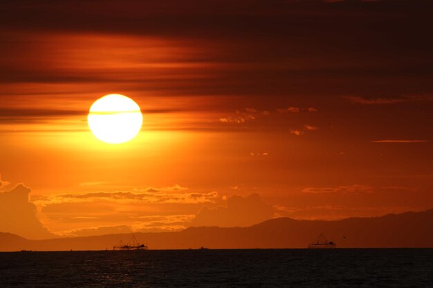 写真 夕暮れ の 時 の 空 に 対し て の 海 の 景色