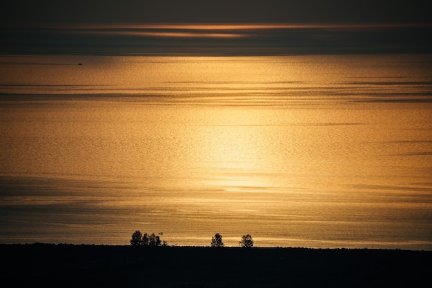 写真 夕暮れ の 時 の 空 に 対し て の 海 の 景色