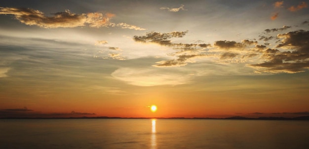 写真 夕暮れ の 時 の 空 に 対する 海 の 景色