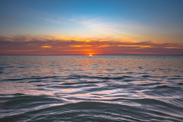 Фото Красивый вид на море на фоне неба во время захода солнца