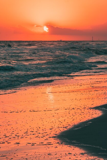 写真 夕暮れ の 時 の 空 に 対する 海 の 景色