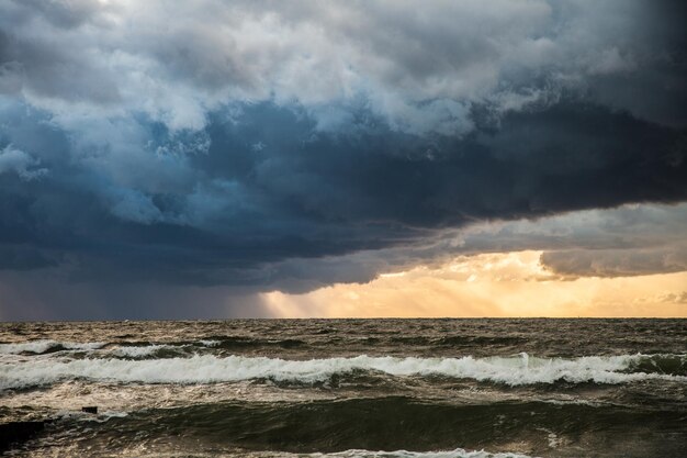 Фото Красивый вид на море на фоне неба во время захода солнца