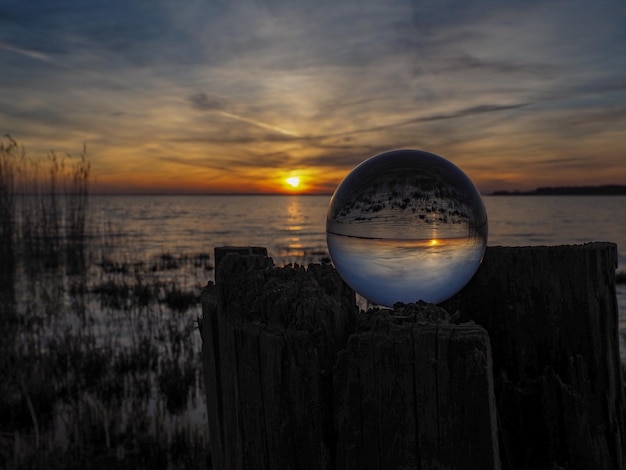 写真 夕暮れの空に照らされた海の景色