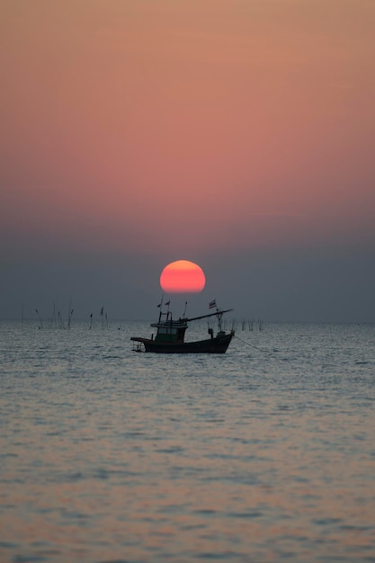 写真 夕暮れ の 時 の 空 に 対し て の 海 の 景色