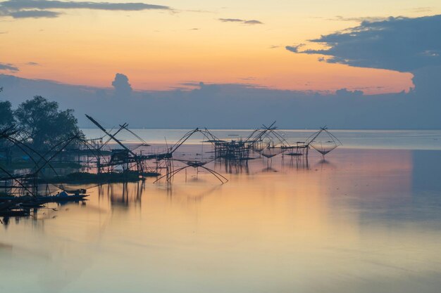 Фото Красивый вид на море на фоне неба во время захода солнца