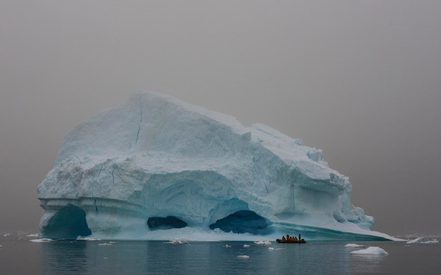 Фото Красивый вид на море на фоне неба зимой