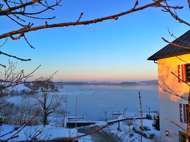 写真 冬の空と対照的に海の景色