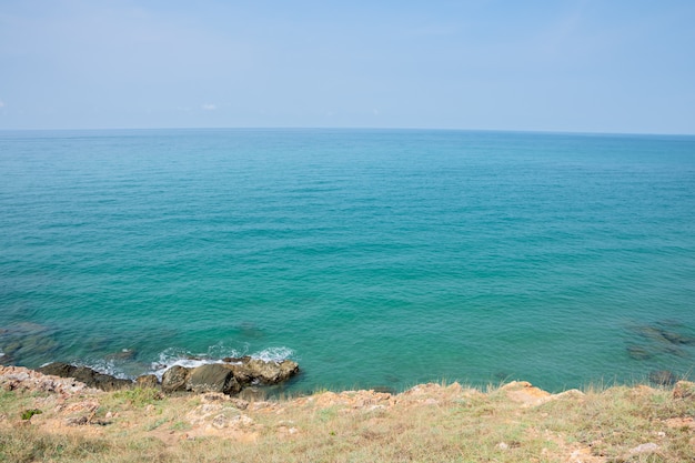 Фото Живописный вид моря против неба