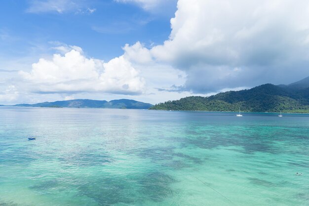 写真 空に照らされた海の景色