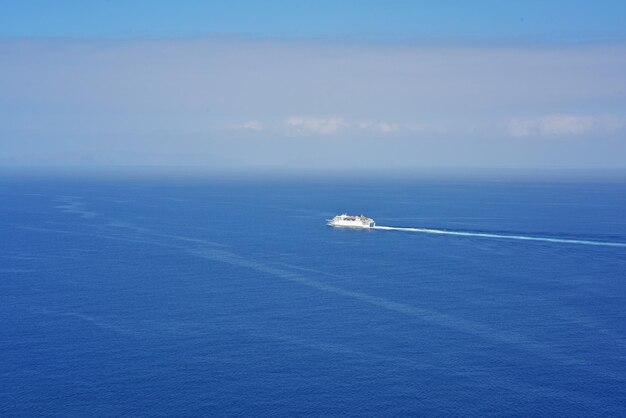 写真 空に照らされた海の景色