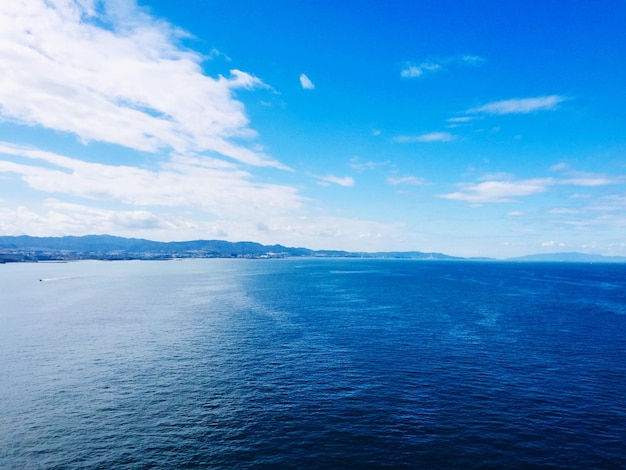 写真 空に照らされた海の景色