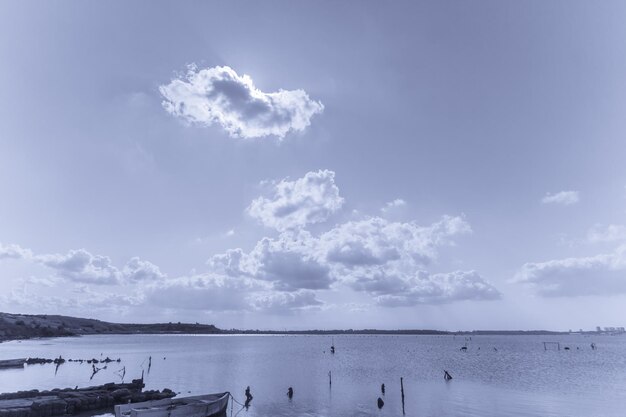 写真 空に照らされた海の景色