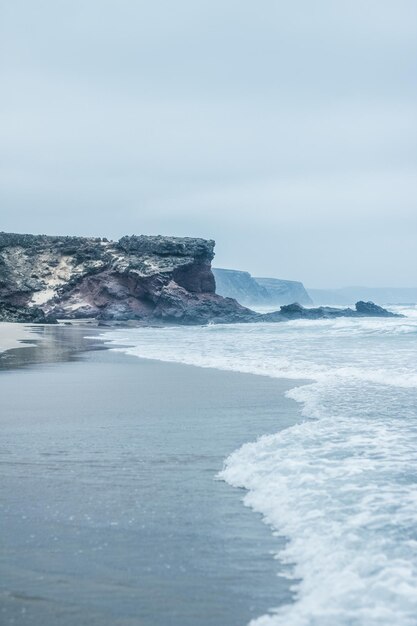 写真 空に照らされた海の景色