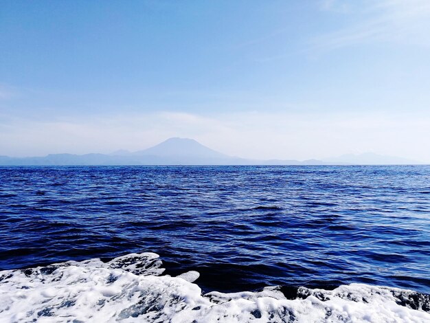 写真 空に照らされた海の景色