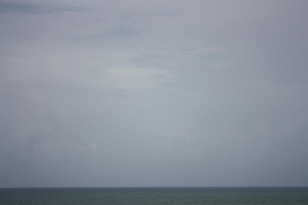 写真 空に照らされた海の景色