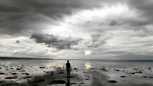 写真 空に照らされた海の景色