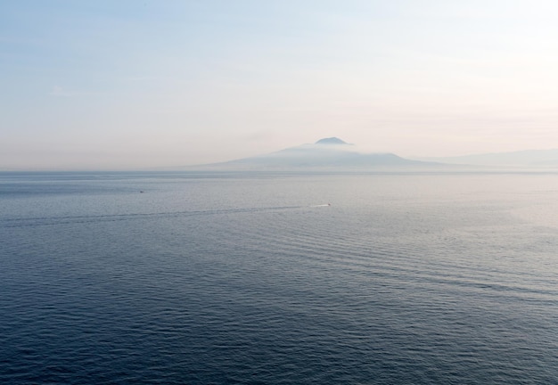 写真 空に照らされた海の景色