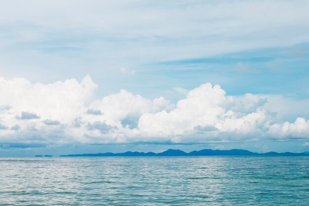 写真 空に照らされた海の景色