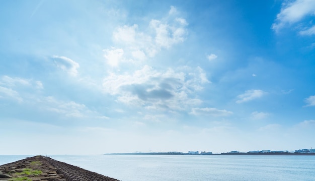 写真 空に照らされた海の景色