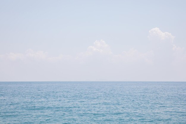 写真 空に照らされた海の景色