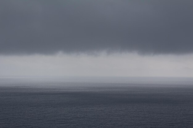 写真 空に照らされた海の景色