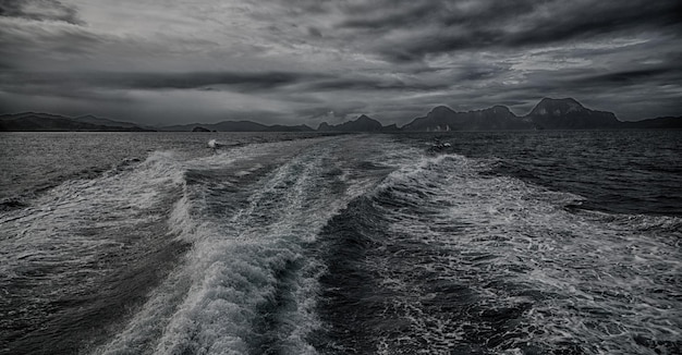 写真 空に照らされた海の景色