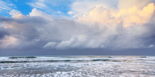 写真 空に照らされた海の景色