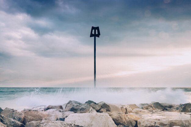 写真 空に照らされた海の景色