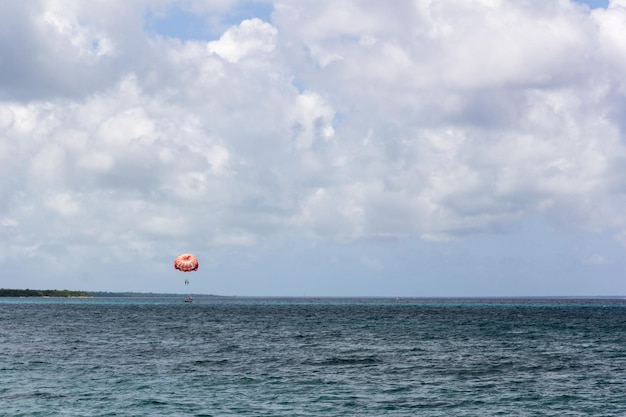 写真 空に照らされた海の景色