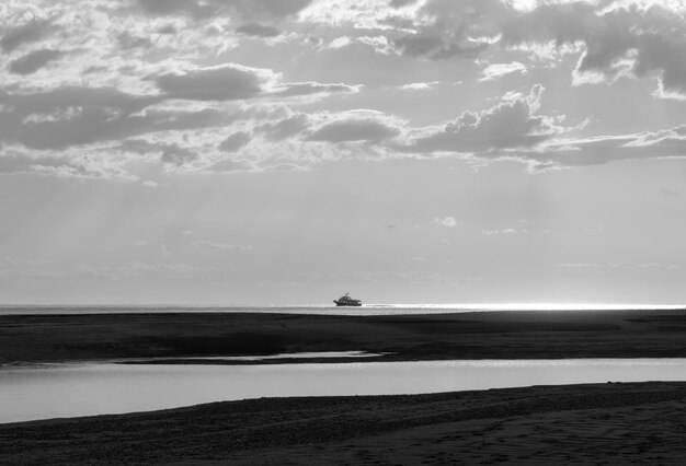 写真 空に照らされた海の景色