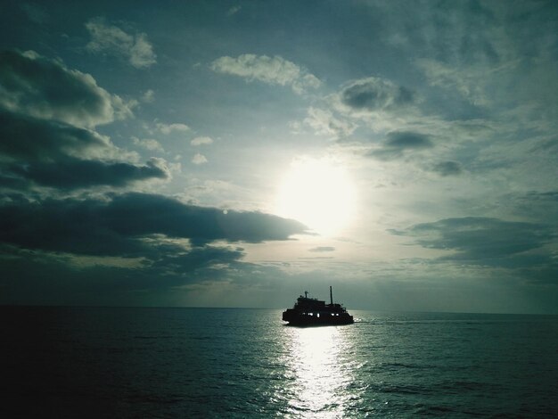 写真 空に照らされた海の景色